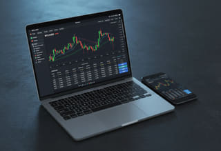 Tieni sotto controllo l’attività — visualizza lo storico di trading e l’attività dell’account